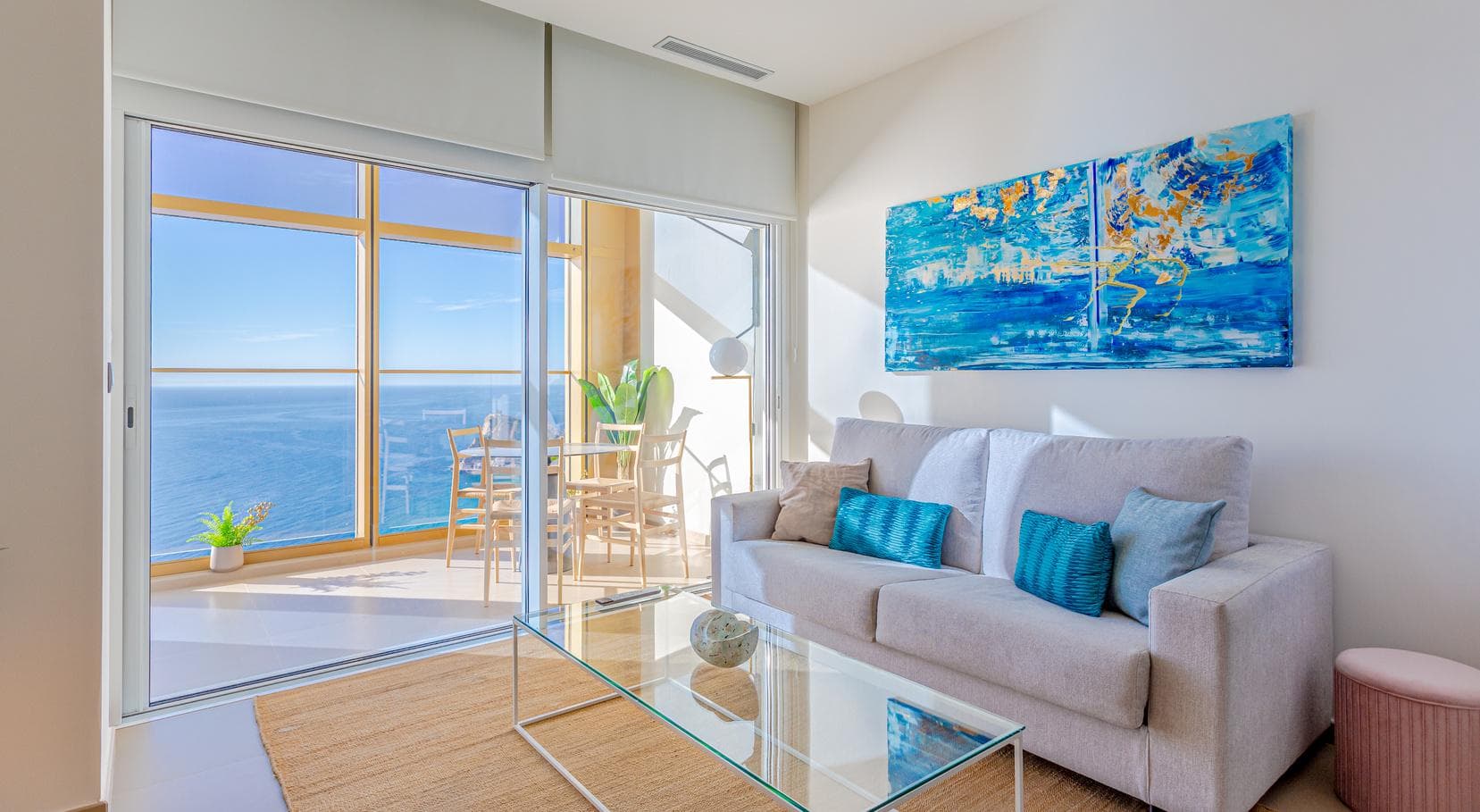 Spectacular 2-bedroom apartment with incredible views of the sea and the Mediterranean coast.