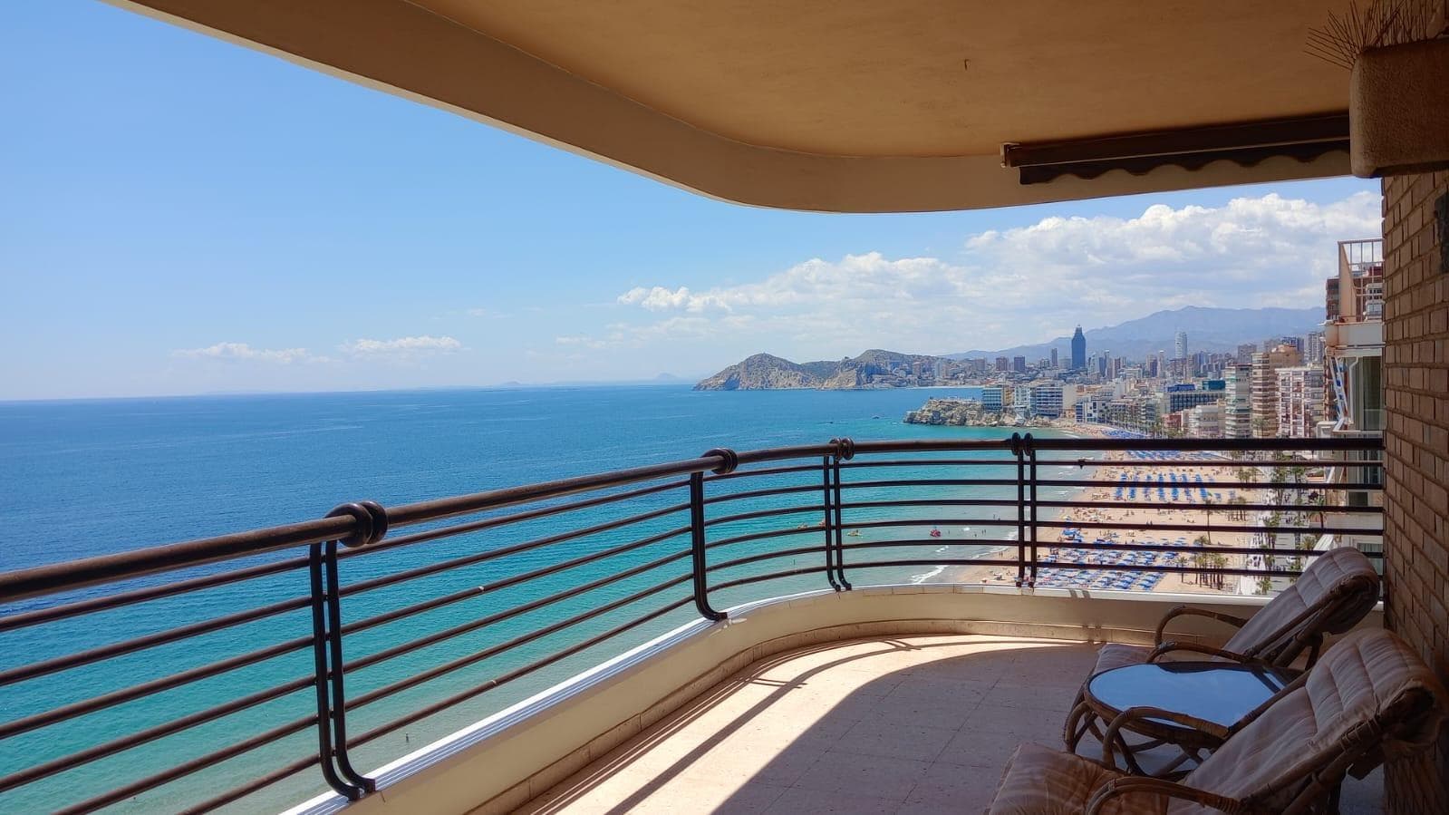 Amplio piso de esquina con terraza abierta 24 m2 y vistas espectaculares al mar en 1 linea Levante.