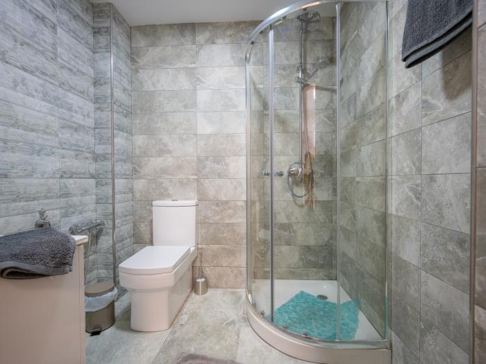 En-suite bathroom with walk-in shower with rainhead, sink and toilet