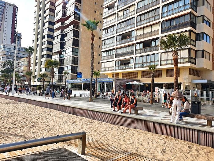 Beach with fine sand right in front of the urbanization El Pato